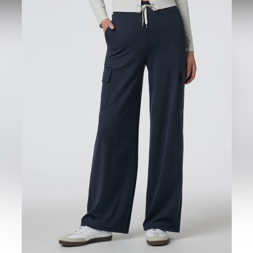 NWT Vuori Halo Essential Cargo Wideleg